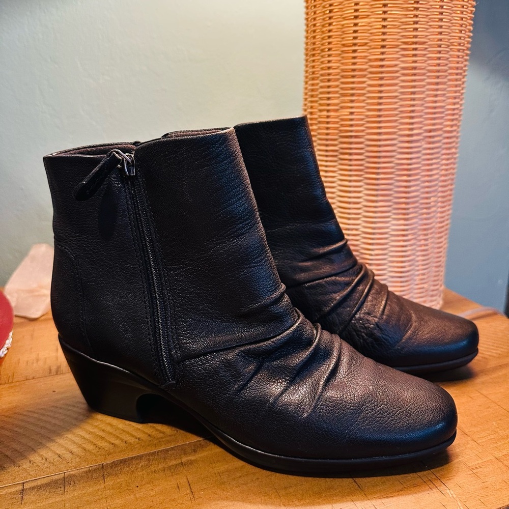Clark’s Collection Emily Willow Ankle Boots Black Leather Booties size 8M
